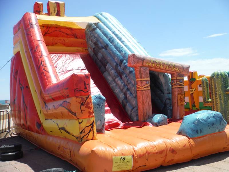 louer un structure gonflable toboggan géant à Fuveau