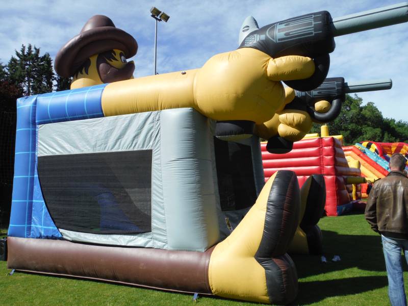Attraction gonflable Le Shérif à L’Isle-sur-la-Sorgue – activité enfants