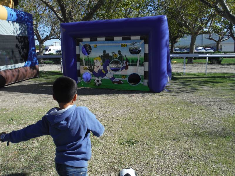 location cage de foot gonflable pour animation tir au but à Aubagne, Avignon et Aix en Provence.