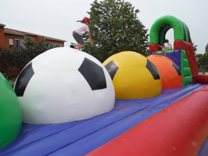 Location Défi Boule Wipeout à Marseille : L'Animation Sportive Gonflable pour Tous Événements