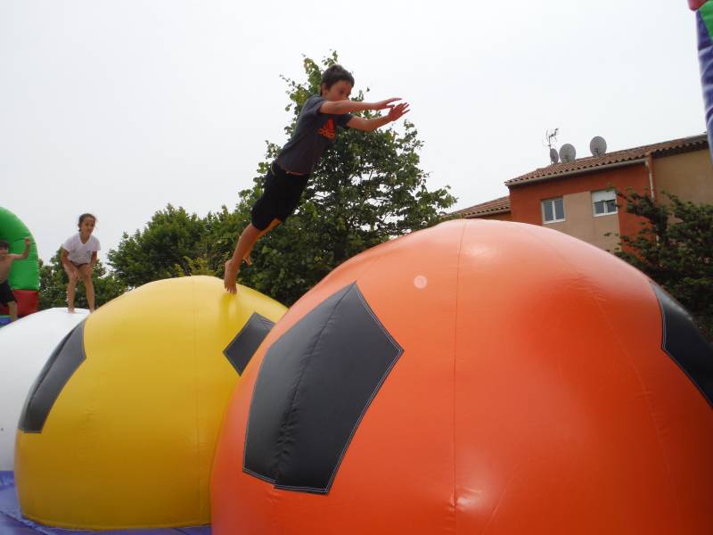 structure gonflable sportive DEFI BOULE WIPEOUT, animation sportive en location à Marseille, Bandol et Aix en Provence