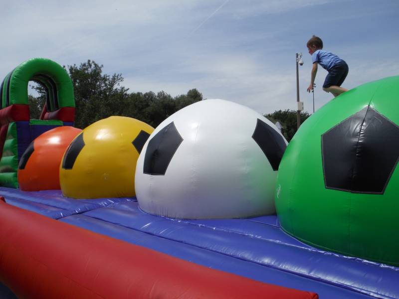 Le Défi Boule Wipeout Arrive à La Seyne-sur-Mer : Animation Gonflable pour Fêtes et Séminaires
