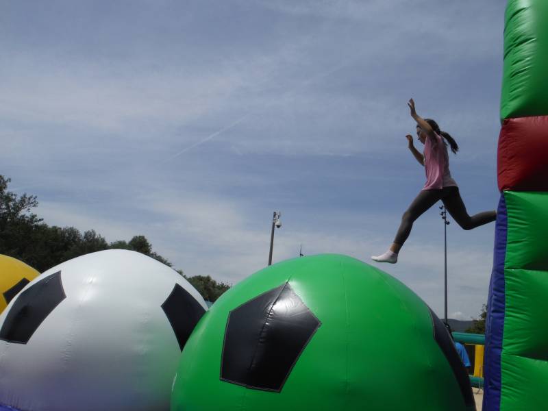 Découvrez l'Attraction Gonflable Défi Boule Wipeout à La Ciotat, cassis et Cuges les pins pour Votre Prochain Événement