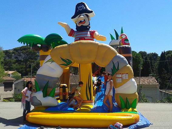 Château gonflable L’Île aux Pirates à Gardanne – animation enfants Bouches-du-Rhône