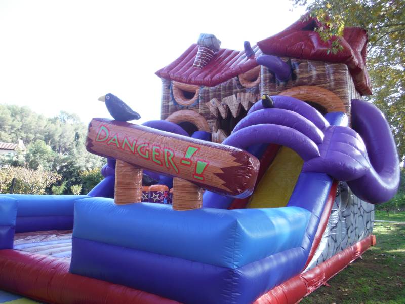 Château gonflable géant thème monstre à Cassis, Allauch et Cannes