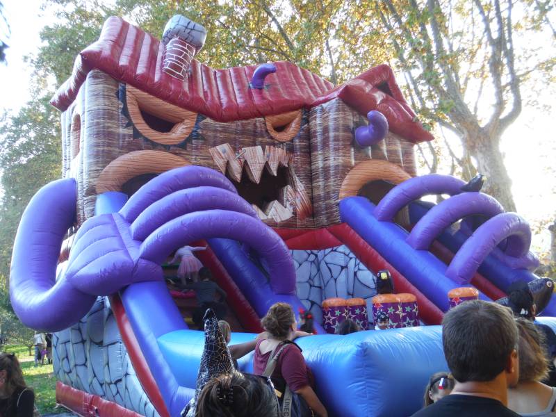 Attraction gonflable Halloween Menton – animation saisonnière
