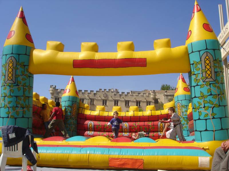 Le Grand Château, structure gonflable à la location à Gréasque, Saint Zacharie, Plan de Cuques et dans toute la région PACA