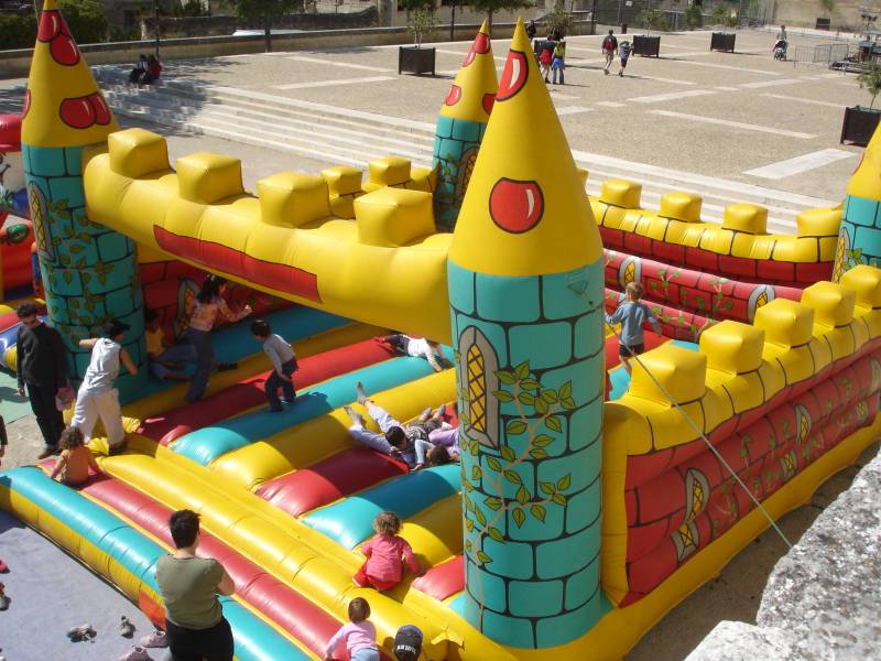 Le Grand Château, structure gonflable à la location à Gréasque, Saint Zacharie, Plan de Cuques et dans toute la région PACA