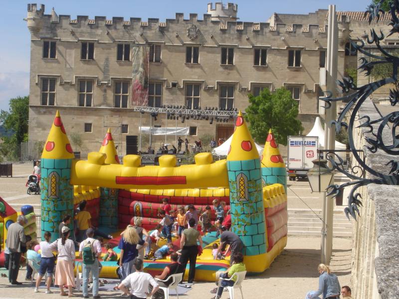 Aire de jeux médiévale Bollène – animation gonflable enfants