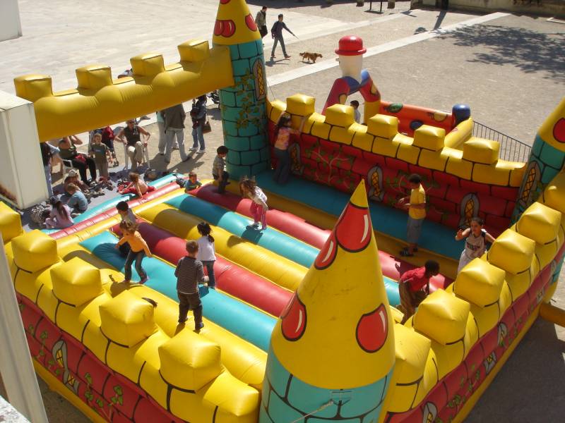 Le Grand Château, structure gonflable à la location à Gréasque, Saint Zacharie, Plan de Cuques et dans toute la région PACA