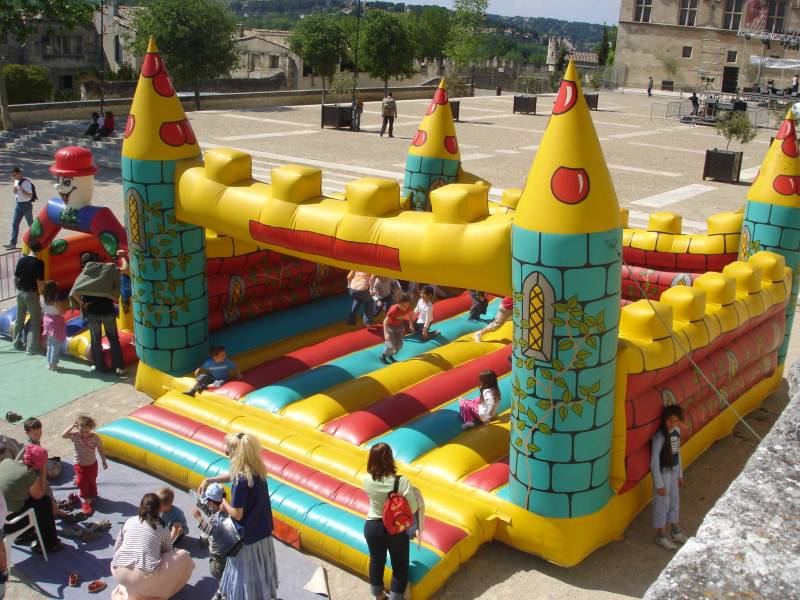 Structure gonflable château fort Vence – activité familiale PACA