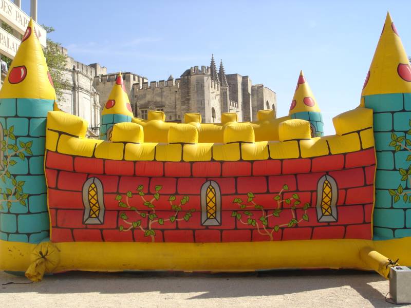 Le Grand Château, structure gonflable à la location à Gréasque, Saint Zacharie, Plan de Cuques et dans toute la région PACA