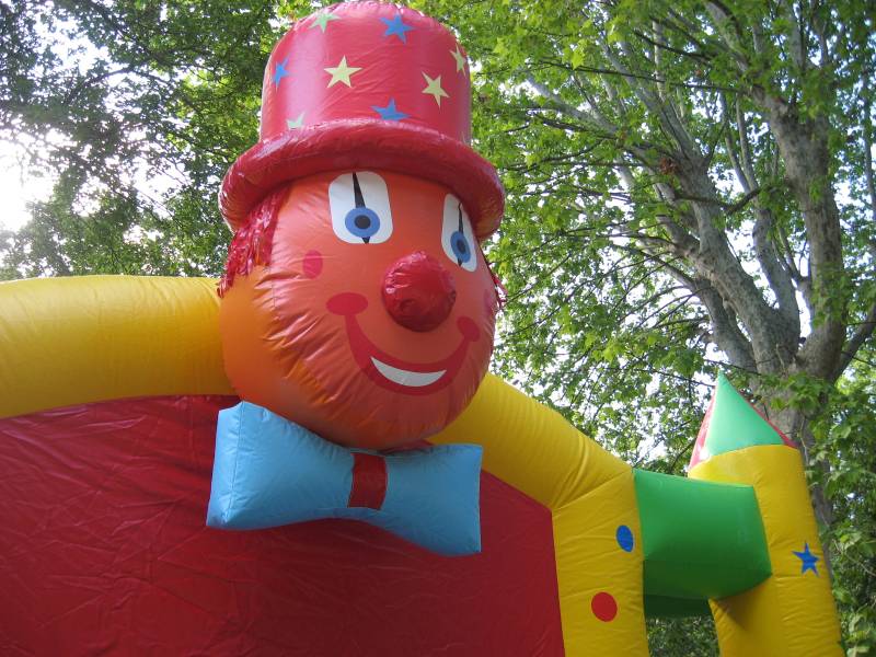 location Château gonflable LE CLOWNS pour événements en région PACA