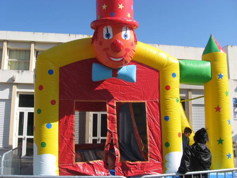 location Château gonflable LE CLOWNS pour événements en région PACA
