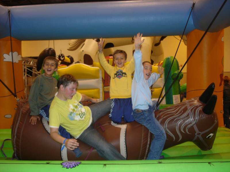 location structure gonflable rodéo élastique pour événement d'entreprise à Toulon, Marseille et aix en provence