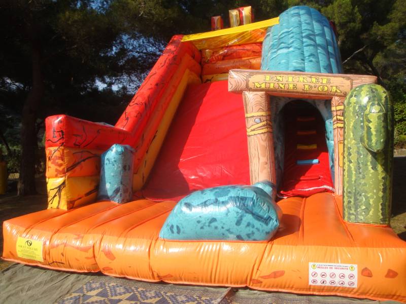 château gonflable toboggan géant thème far west à Miramas