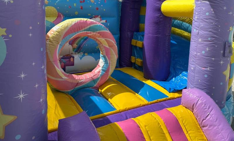 structure gonflable licorne en location pour anniversaire et baptême à Belcodène et la bouilladisse  