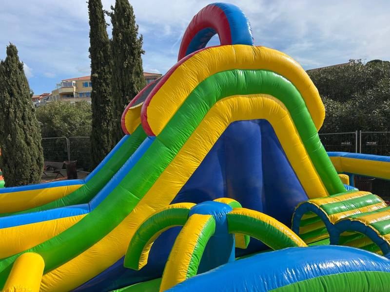 Parcours sportif gonflable pour team building et séminaire à Toulon, Aubagne et Hyères