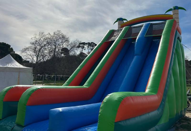louer un toboggan géant gonflable pour vos événements à Aubagne, La Ciotat et Carqueiranne
