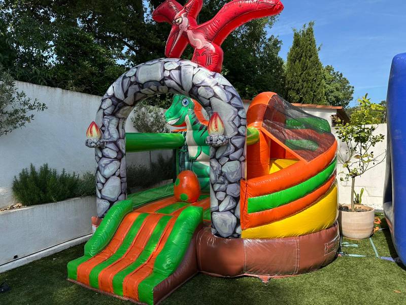 château gonflable dinosaure pour anniversaire à Allauch et Plan de Cuques