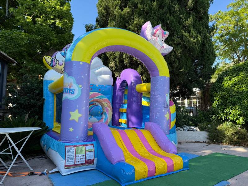 Château gonflable SWEET LICORNE à la location pour anniversaire et baptême dans le Var et les Bouches du Rhône
