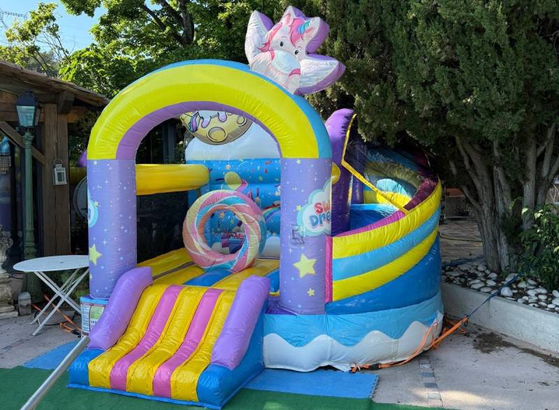 Château gonflable SWEET LICORNE à la location pour anniversaire et baptême dans le Var et les Bouches du Rhône