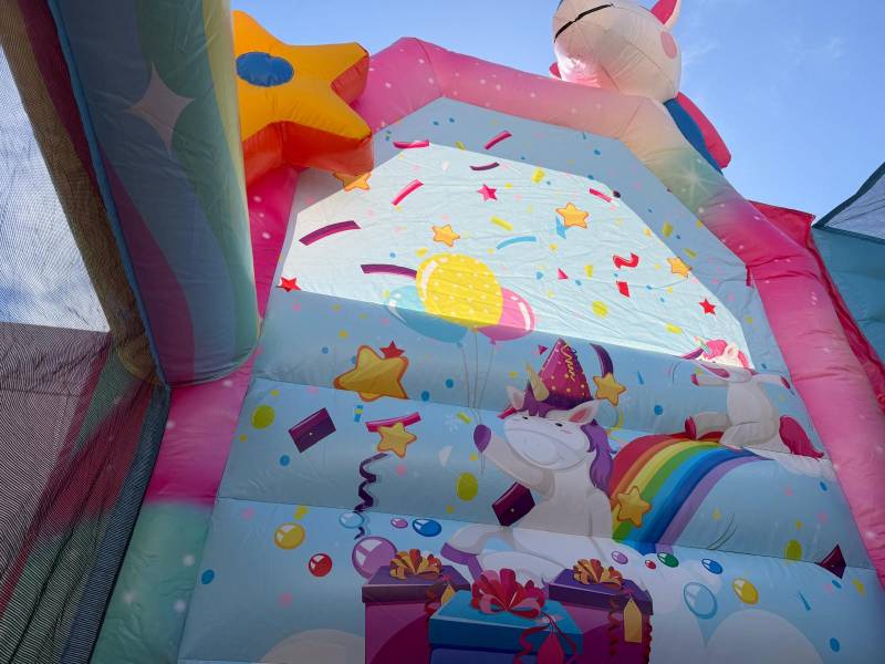 Surface de saut gonflable avec motif licorne, chateau gonflable coloré et amusant pour animation enfant. Petit chateau gonflable disponible à la location