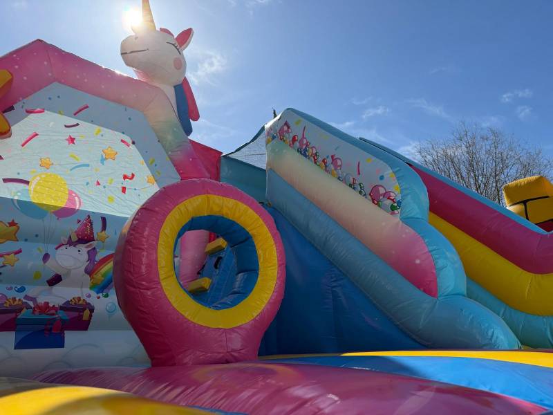 location château gonflable licorne pour anniversaire à Trets et rouset