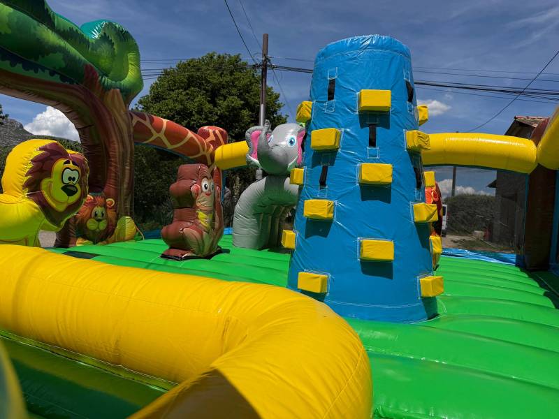 Maxi Safari – parcours gonflable géant pour animation enfants à Marseille et en Bouches-du-Rhône