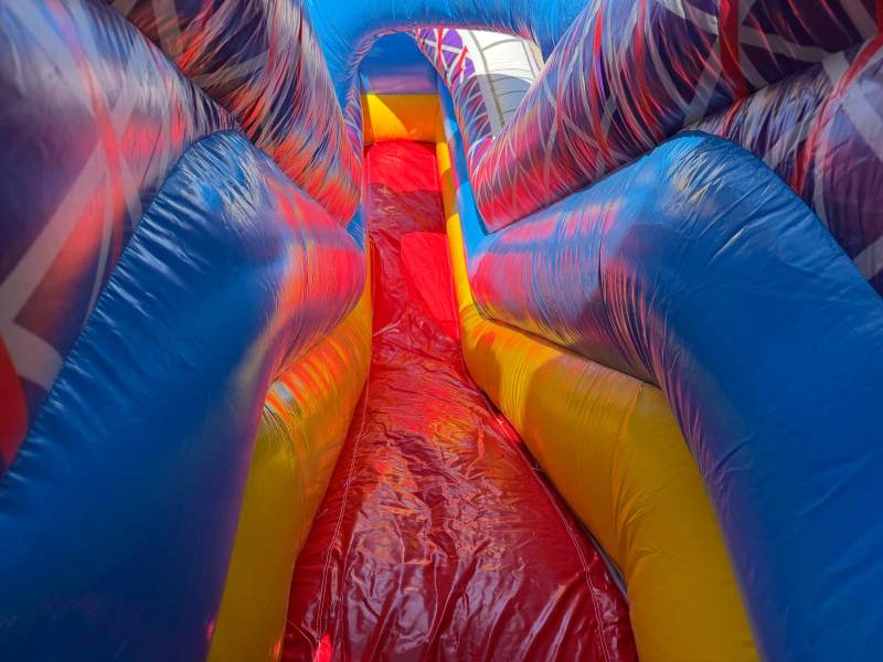 Château gonflable avec toboggan à Fréjus, Saint-Raphaël et Sainte-Maxime – animation gonflable thème carnaval pour fête privée, école ou comité des fêtes.