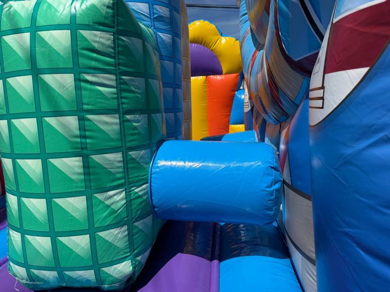 Château gonflable carnaval avec obstacles et toboggan à Marseille, Aix-en-Provence et Salon-de-Provence – location jeux gonflables pour fête, kermesse et événement familial.
