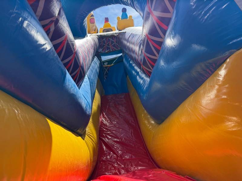 Location château gonflable fête foraine à Aubagne, La Ciotat et Cassis – structure gonflable avec toboggan et parcours ludique pour anniversaire, école et événement enfant dans les Bouches-du-Rhône.