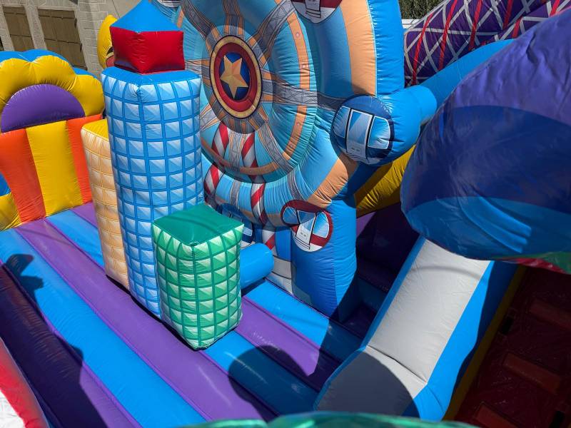 Location château gonflable fête foraine à Toulon, Hyères et La Seyne-sur-Mer – structure gonflable avec parcours et toboggan pour anniversaires et événements enfants dans le Var.