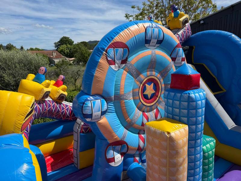 Jeux gonflables enfants à Martigues, Arles et Istres – château gonflable coloré thème fête foraine idéal pour anniversaire, centre de loisirs et fête de village.