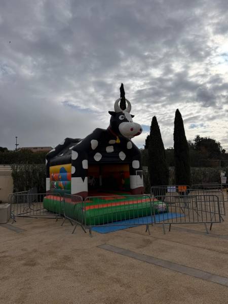 Aire de jeux Salernes – château gonflable thème ferme