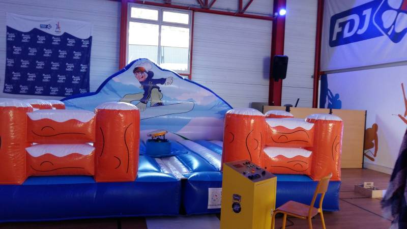 Simulateur de snowboard mécanique pour animation de Noël à Marseille