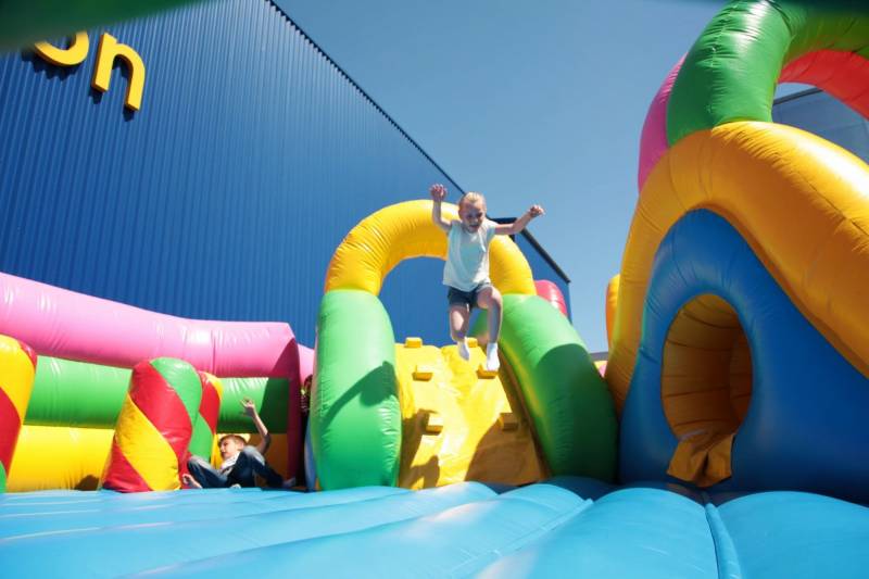 structure gonflable PARC MULTI-JEUX pour Mairie et comités des fêtes à Rognac et La londe les Maures et toute la région PACA