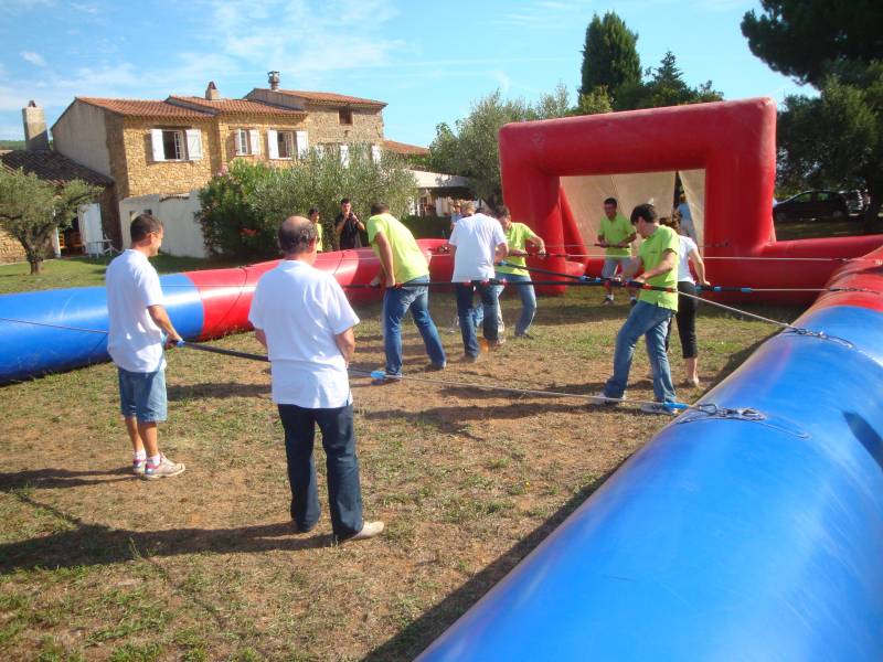 location BABY FOOT HUMAIN pour animation sportive Toulon, Aix en provence et Marseille dans le var et les bouches du Rhône