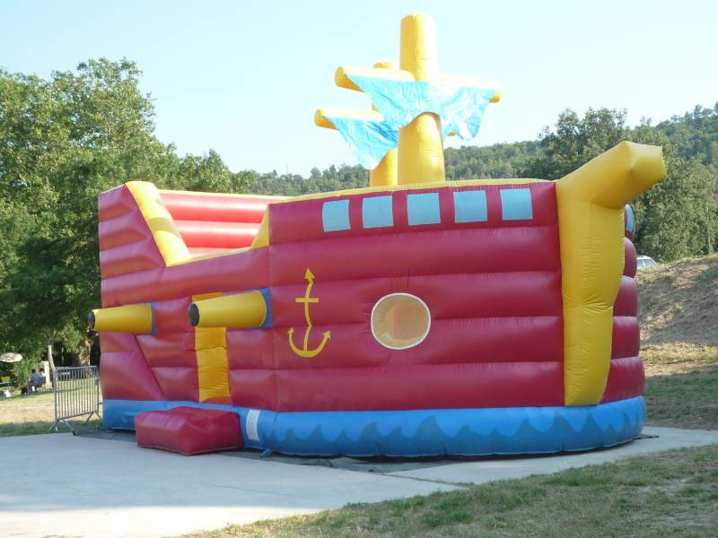 Location de chateau gonflable sur le thème de la mer à Martigues