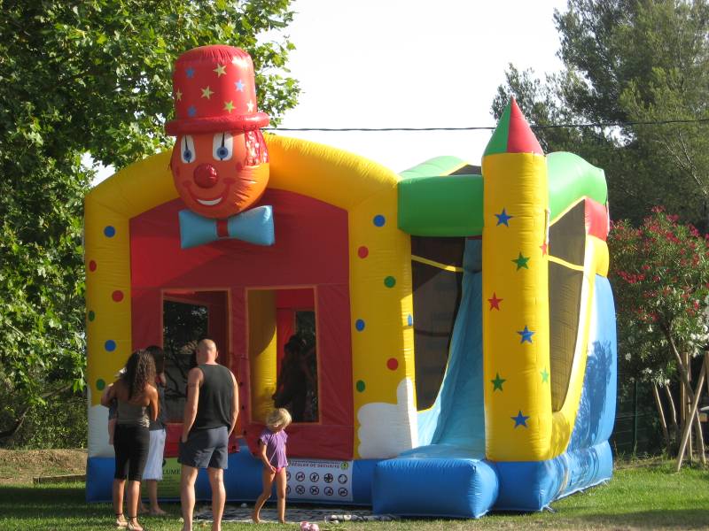 Château gonflable avec toboggan thème clowns à Marseille et allauch