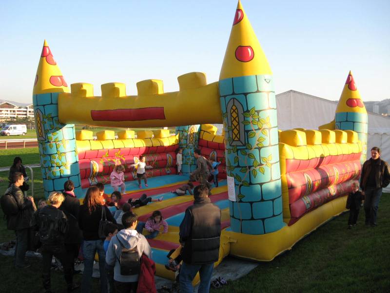 Aire de jeux médiévale Biot – animation gonflable enfants