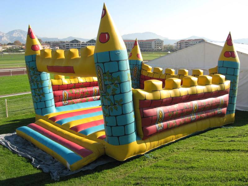 Château gonflable médiéval Le Grand Château à Apt – animation enfants Vaucluse