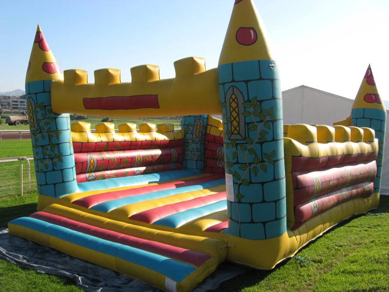 Le Grand Château, structure gonflable à la location à Gréasque, Saint Zacharie, Plan de Cuques et dans toute la région PACA