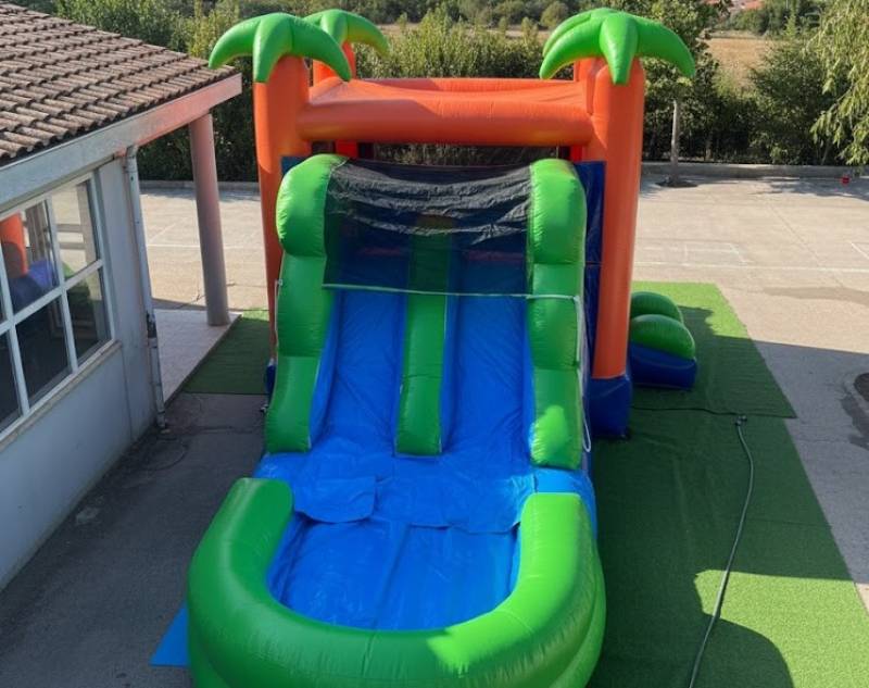 château gonflable aquatique avec double toboggan à Allauch, Pan de Cuques et La valentine  