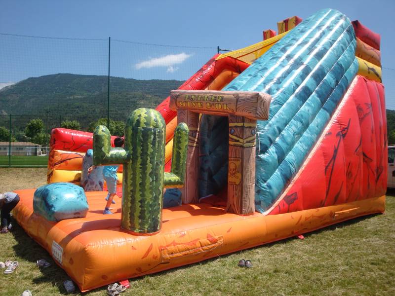 louer un château gonflable avec grand toboggan à Aix en Provence