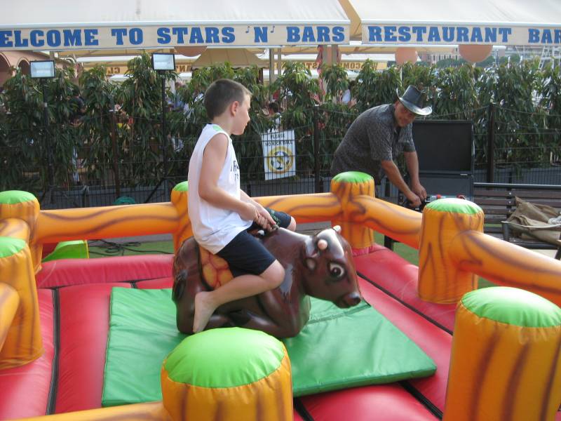 location MINI TAUREAU RODEO MECANIQUE en exclusivité chez Starkit Evénements pour particuliers et professionnel à Monaco, Antibes et Aix en Provences