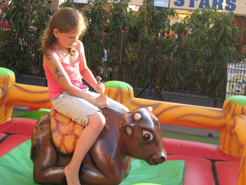 location MINI TAUREAU RODEO MECANIQUE en exclusivité chez Starkit Evénements pour particuliers et professionnel à Monaco, Antibes et Aix en Provences